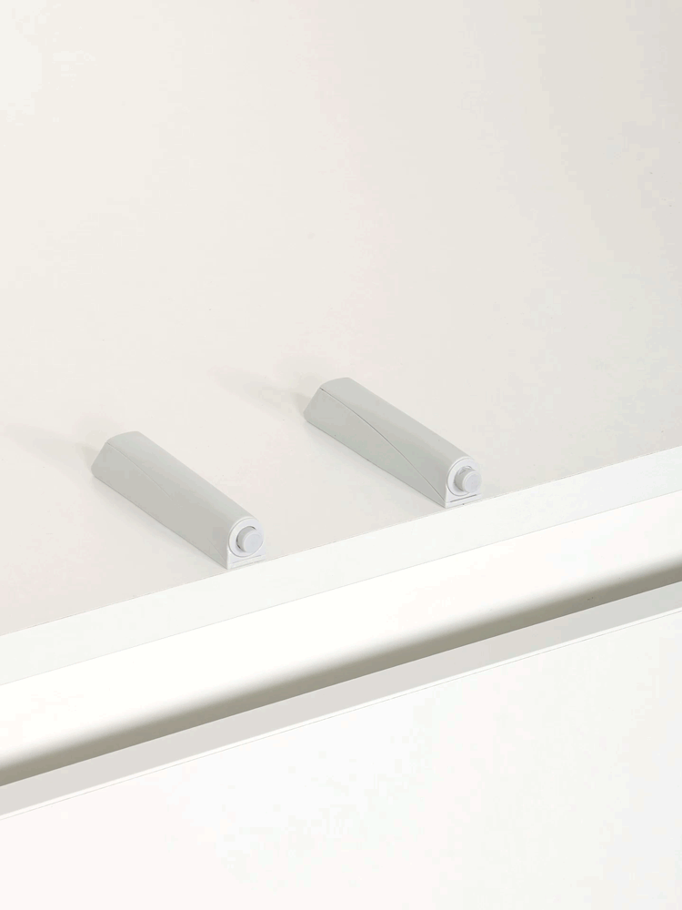 Открытие одним касанием. Толкатели срабатывают от лёгкого нажатия — удобно, когда заняты руки. Фасады без ручек остаются чище и визуально спокойнее.