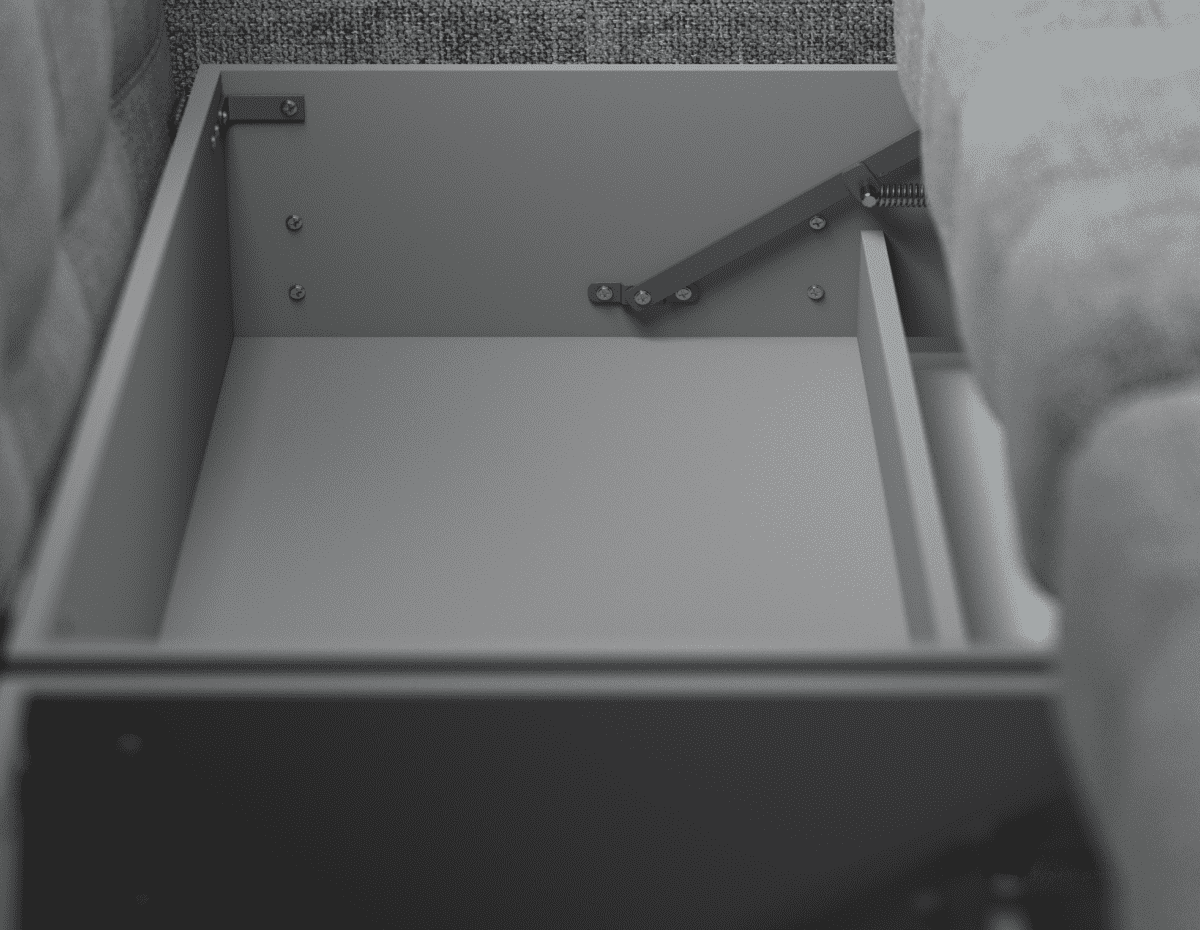 Бельевой короб под посадочной частью разделен на 2 отсека - удобное и безопасное хранение постельного белья.