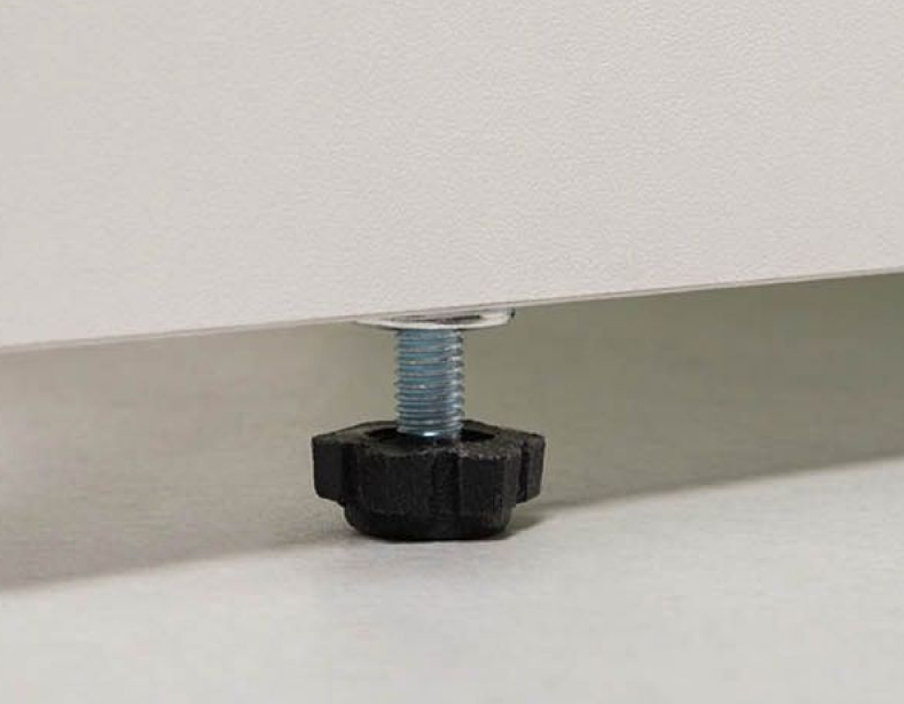 Регулируемые опоры. Быстрое выравнивание на любом полу (ламинат, плитка, стяжка) сохраняет точную геометрию корпуса: зазоры ровные, двери не перекашиваются. Регулировка проста и повторяемая — удобно при перестановке.